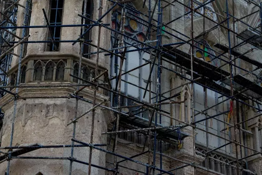 Реставрация зданий с помощью промышленных альпинистов RopeWorker3
